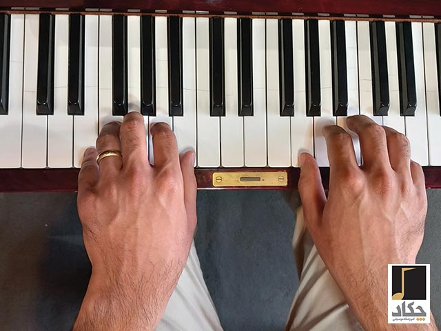موقعیت صحیح دست برای نواختن پیانو چیست؟